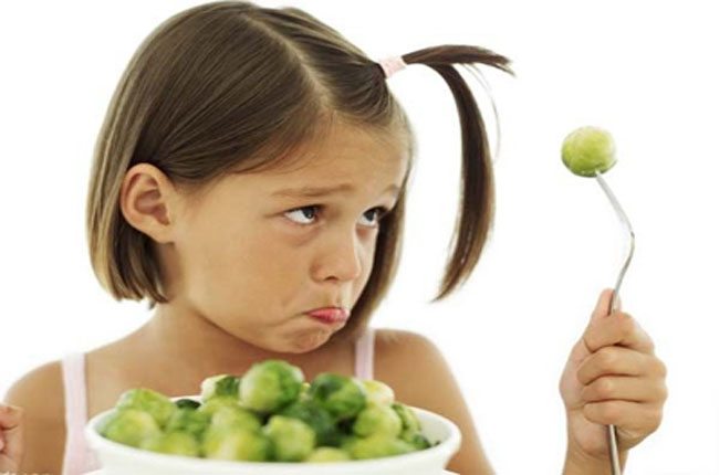 girl eating vegetables